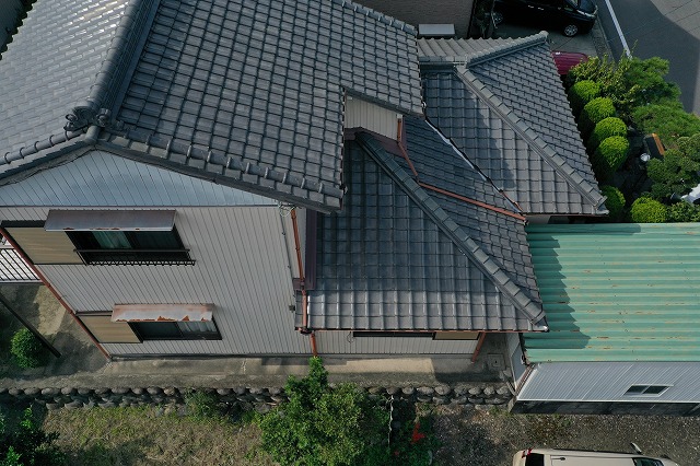 ドローンを使って上空から屋根を確認